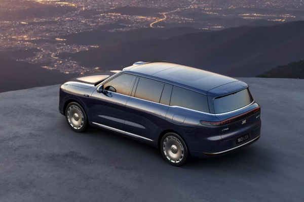 智己拼了！能洗澡还带地暖的旗舰，32.28万开卖