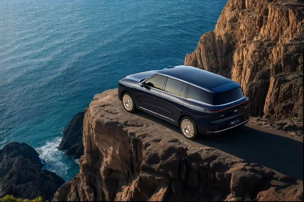 智己拼了！能洗澡还带地暖的旗舰，32.28万开卖